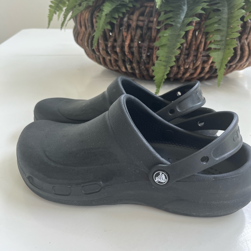 Crocs unisex Clog M 9 W 11 black back strap closed toe EUC